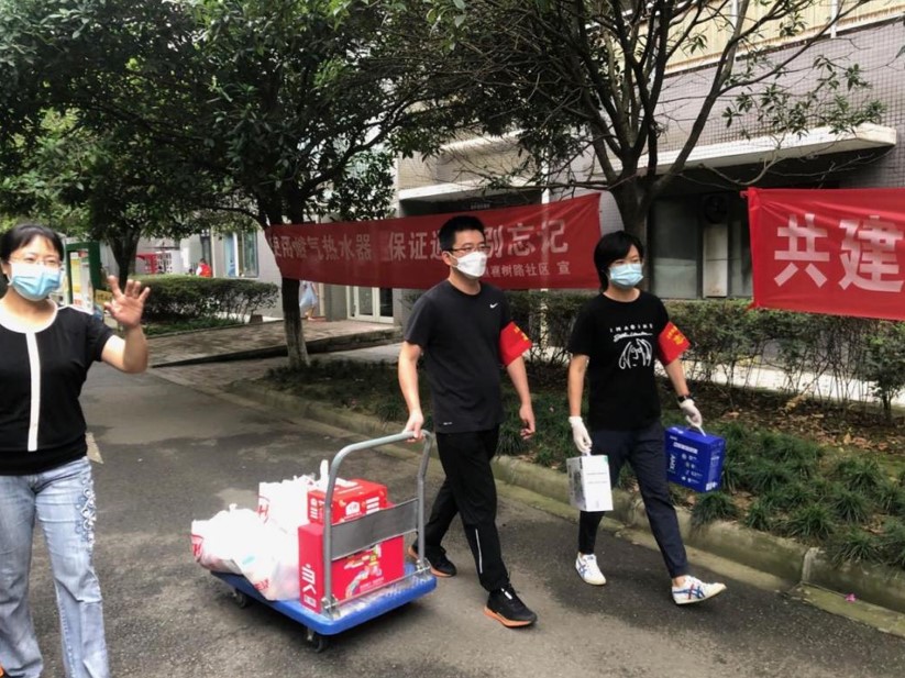 新城公司本部志愿者为小区老年人配送物资。四川能投供图