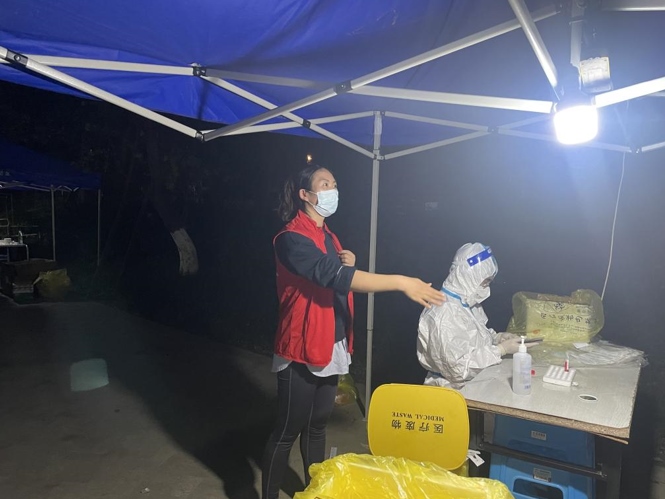 新城公司本部志愿者夜间维持秩序。四川能投供图