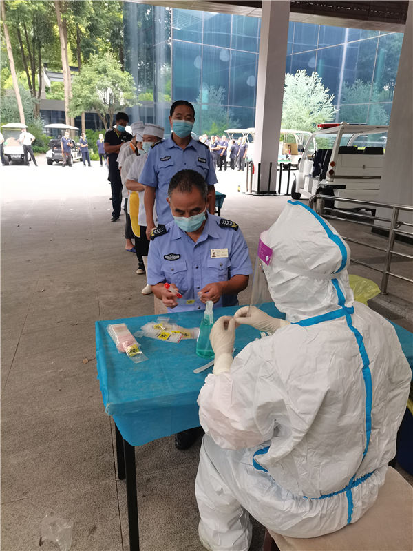 工作人员有序进行核酸检测。成都大熊猫繁育研究基地供图