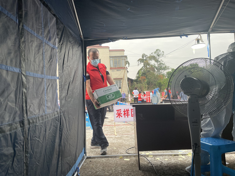 李佳的公公搬运医疗、后勤物资。泸县供图