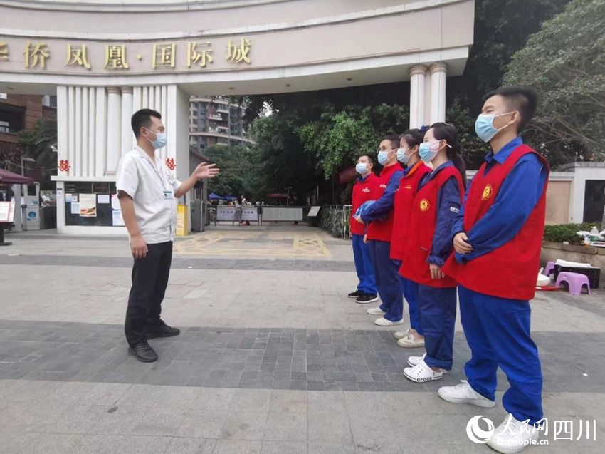 郫都公司营销及纪检专业人员准备上门为华侨凤凰城居民开展网上国网app、用电安全、防疫政策等宣传。刘逸男摄