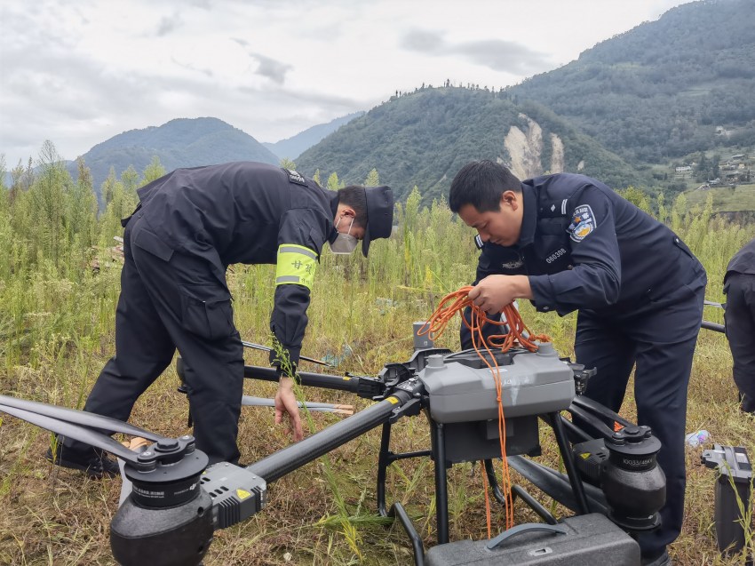 民警利用無人機進行物資投送。四川公安供圖