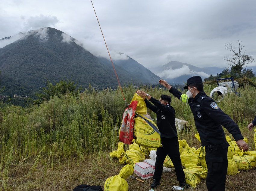 民警利用無人機進行物資投送。四川公安供圖