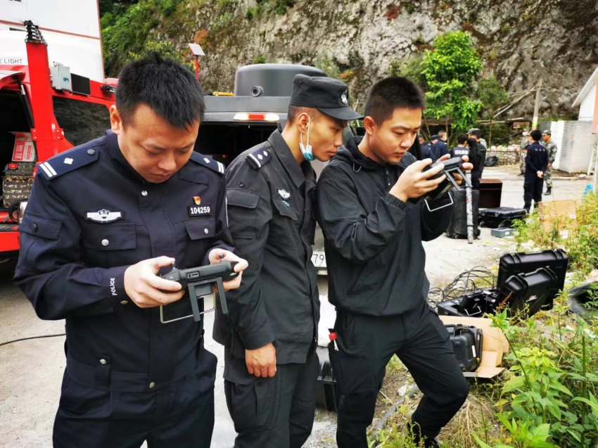 民警正在操控無人機。四川公安供圖