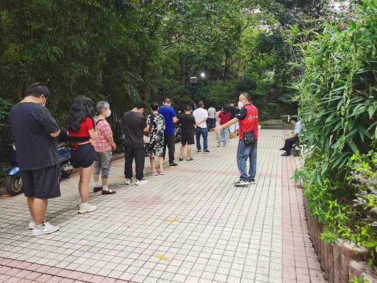 志願者維持秩序。敘州區融媒體中心供圖