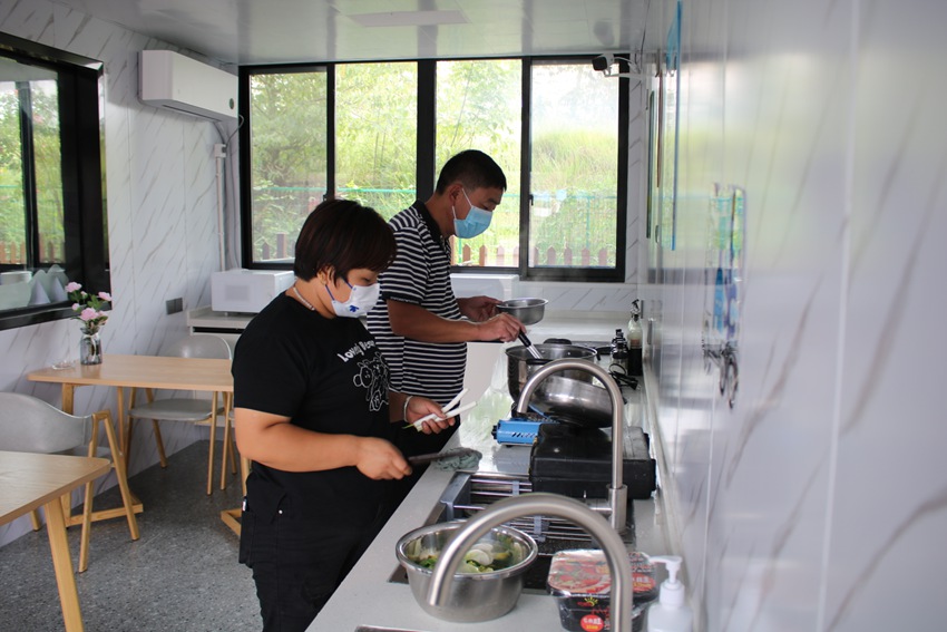 在貨車司機“暖心之家”，滯留服務區的師傅們可以自己做飯。省高管局供圖