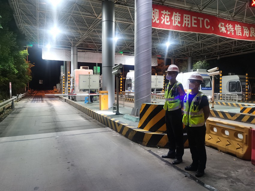 收費站工作人員堅守一線，織密疫情防控網。川高公司成南高速供圖