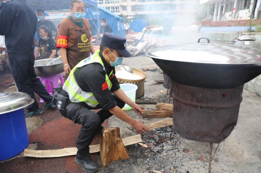 民警正在幫忙添火燒飯。甘孜公安供圖