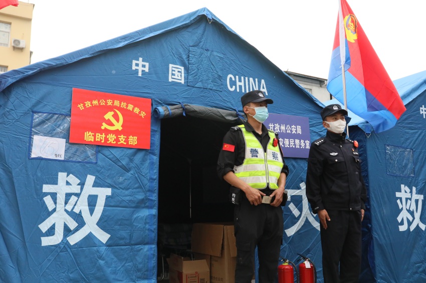 民警在臨時黨支部門前執勤。甘孜公安供圖