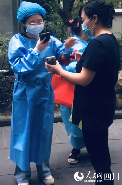 潘雅雯在兴隆街道鹿溪河畔小区志愿服务。赵航 摄