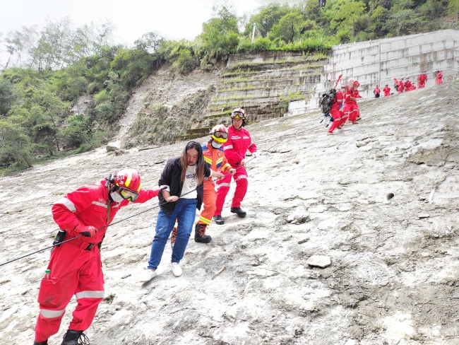 9月6日，在甘孜州瀘定縣磨西鎮，救援人員用繩索從山上轉運傷員。四川省應急管理廳供圖