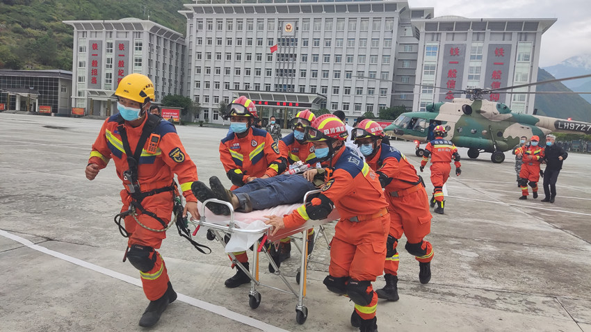 消防員將救出的被困者轉移。四川省消防救援總隊供圖