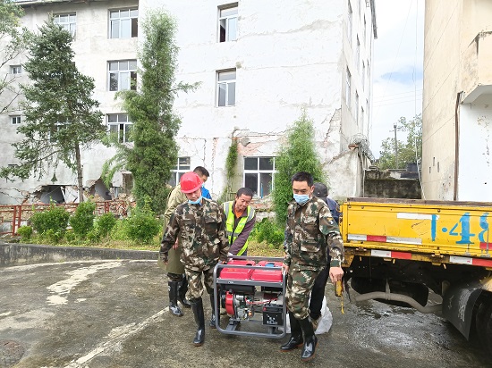 准备发电机，安装检测设备。遂宁市水利局供图
