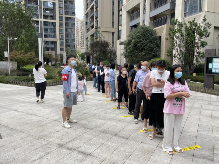 四川能投物产集团李松锴正在维持核酸检测秩序。四川能投供图