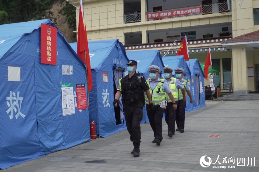 石棉縣王崗坪鄉七裡壩集中安置點內，民警正在巡邏。人民網 王洪江攝