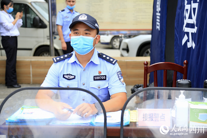 正在安置點執勤的民警劉寬。人民網 朱虹攝