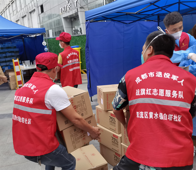 白塔志願者們協助樓棟工作人員發放物資。白塔社區供圖