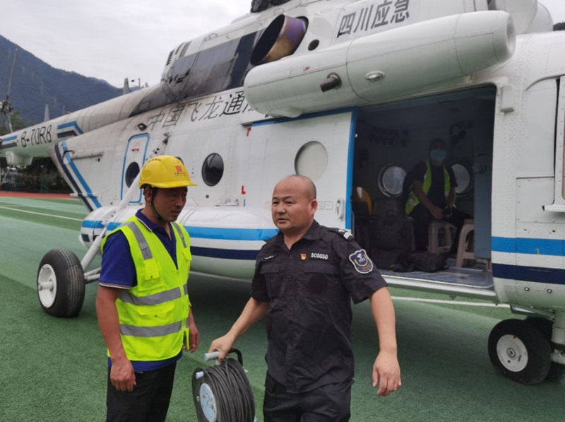 廖华准备好通信设备，即将登机赶赴草科乡。中国电信四川公司供图