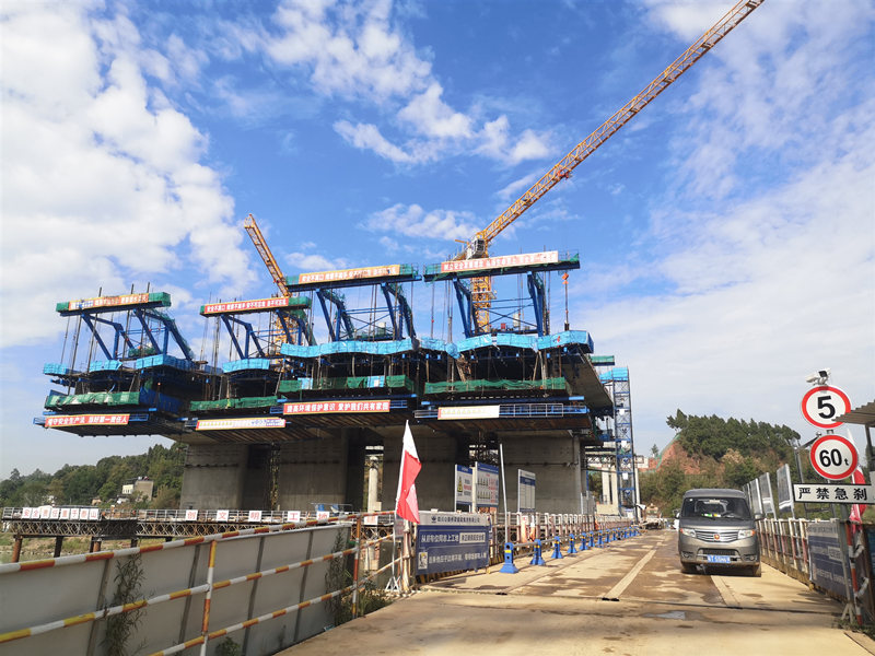成金简快速路沱江大桥施工现场。成都市国资委供图