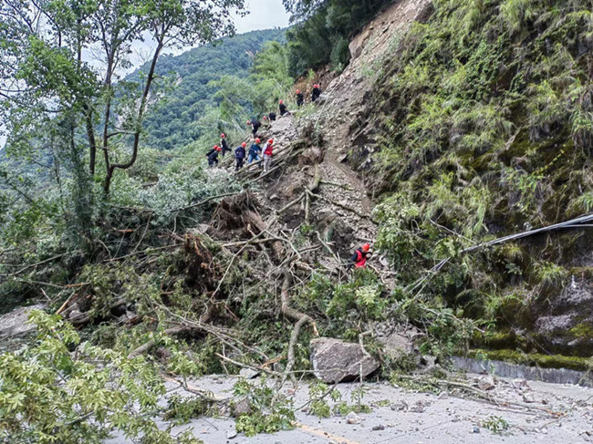 深入地震災區進行地質災害隱患排查的技術人員。受訪者供圖