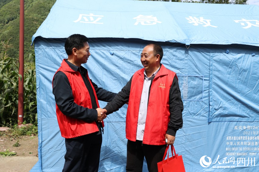 9月10日，瀘定縣興隆鎮化林村村支書徐國強收到“聯誼月餅”。楊文杰攝