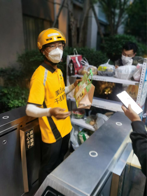 快遞哥冉肖將快遞送到小區貨物接待處。天府新區融媒體中心供圖