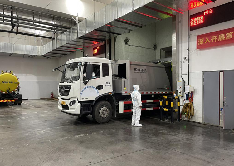 垃圾車在環衛服務中心消殺。天府新區融媒體中心供圖