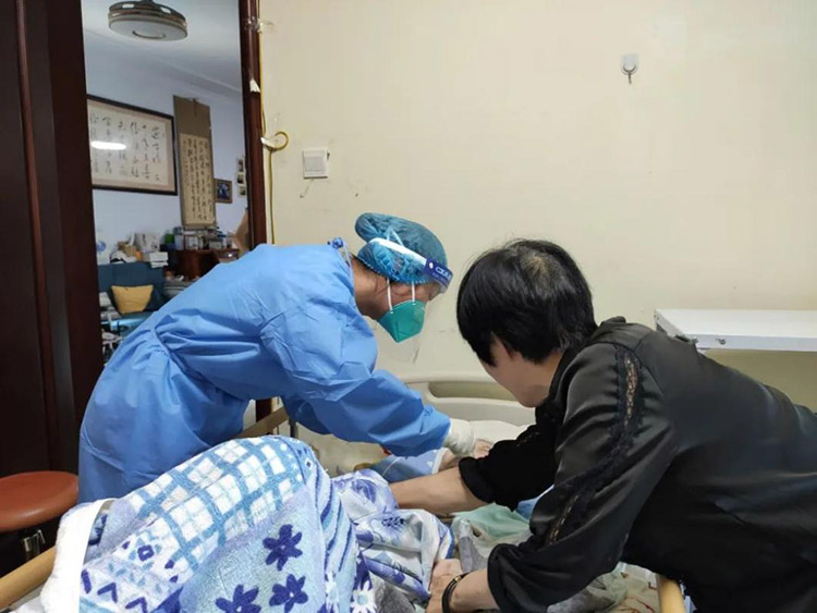 錢廷婷上門為特殊老人服務。天府新區融媒體中心供圖