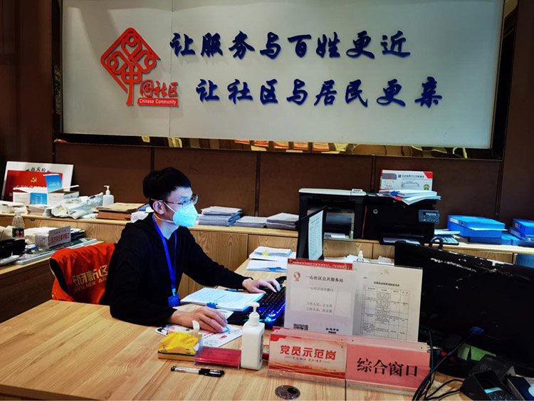 張文強值守崗位。天府新區融媒體中心供圖