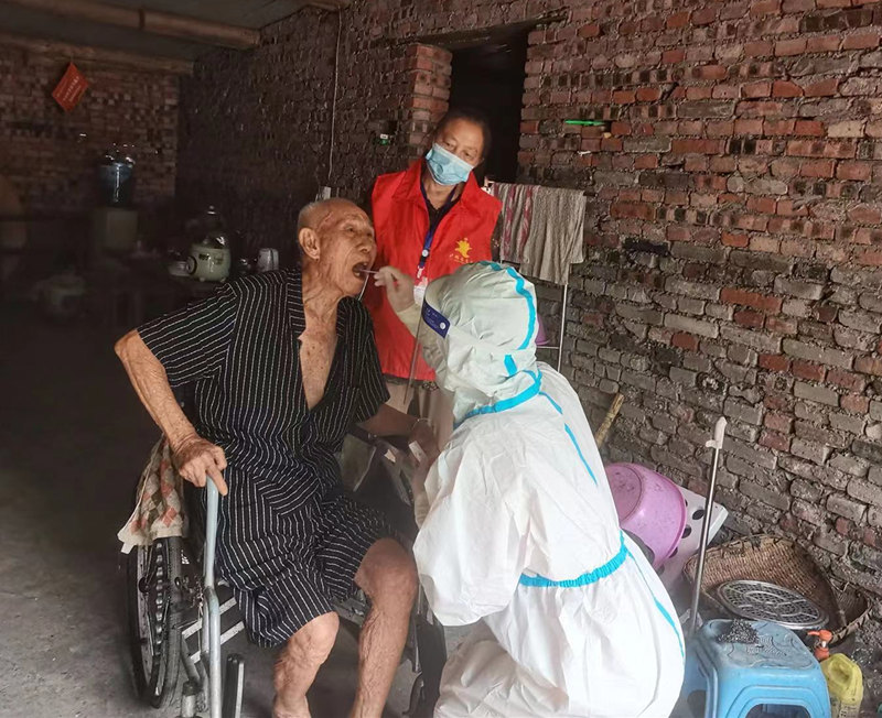 为行动不便老人上门服务做核酸。江阳区供图