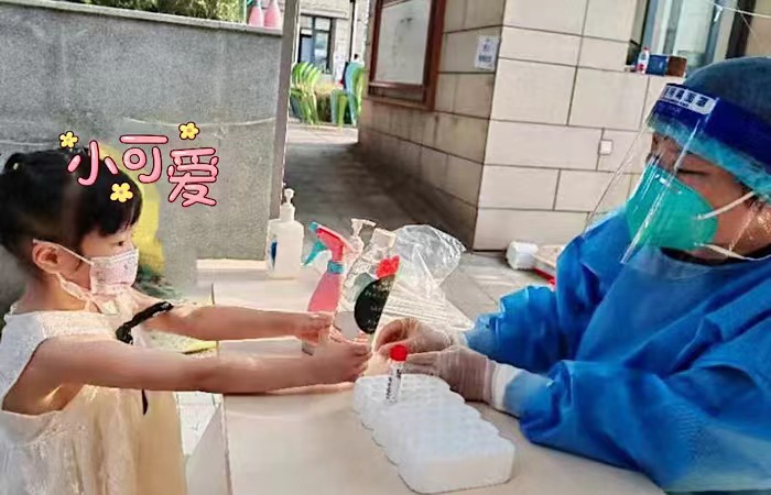 小朋友将一瓶贴有纸花的矿泉水送给“大白”阿姨。青白江区融媒体中心供图