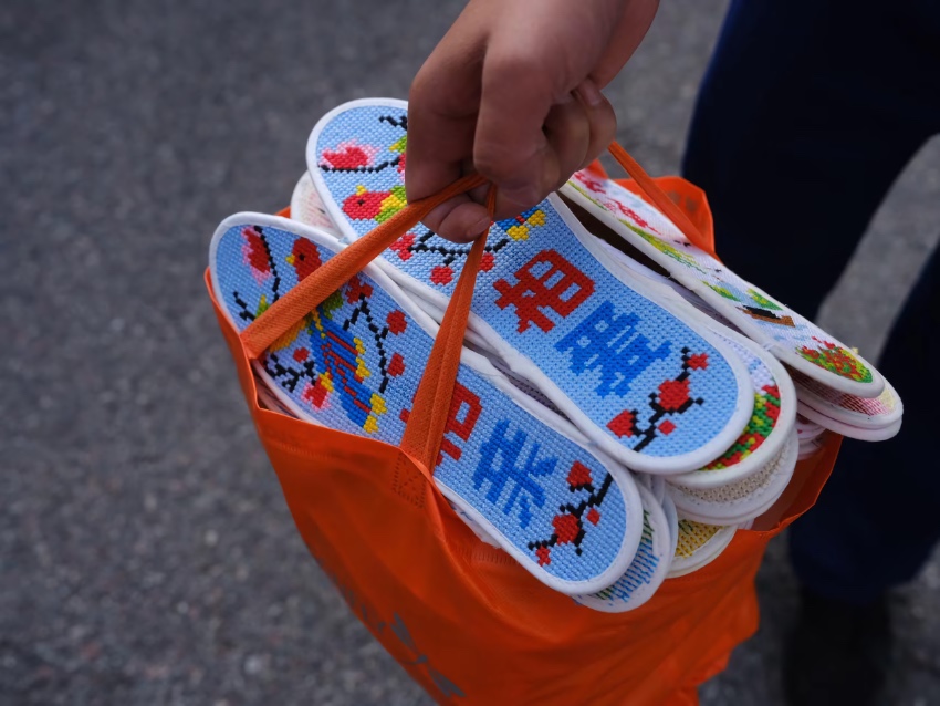 9月13日，泸定县，当地居民带着手工制作的鞋垫赠送给救援人员。程雪力摄