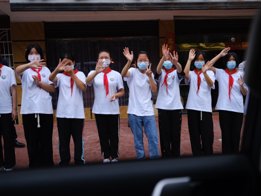 9月13日，瀘定縣，學生在路邊向救援人員揮手告別。 程雪力攝