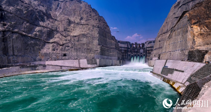 位于金沙江上的乌东德水电站，是中国第四、世界第七大水电站。图为乌东德水电站大坝下游景观。邓中元摄