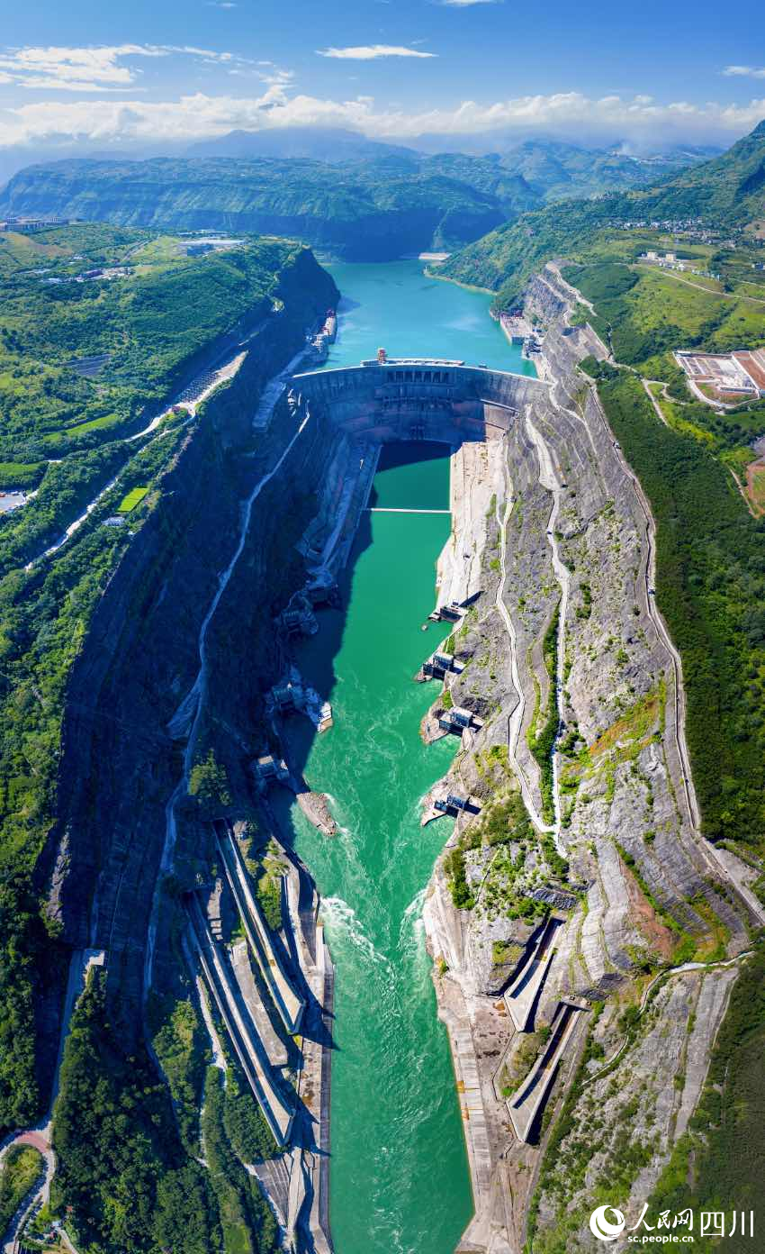 涼山水能資源佔全國的11%、四川的41%。圖為金沙江上的溪洛渡水利工程。葉昌雲攝