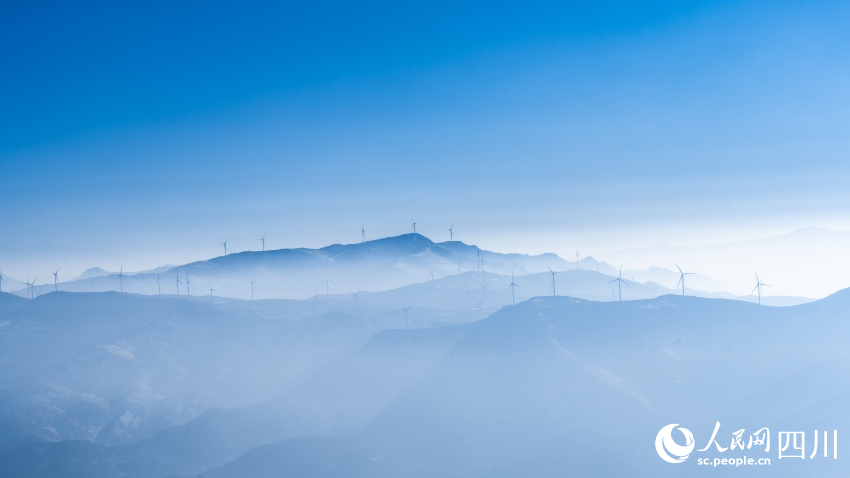 凉山已建水电、风电、光伏发电装机量均居四川首位。图为布拖县特木里镇乌科村的风电场。吉格阿加摄