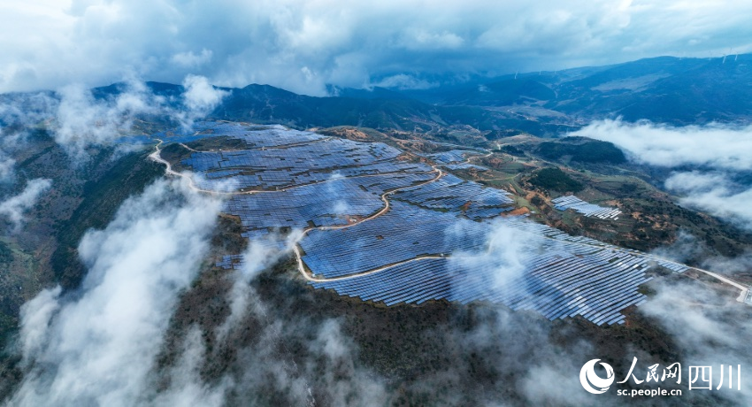 凉山州普格县日都迪萨光伏发电场。胡小平摄