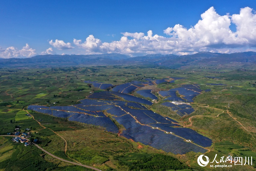 圖為涼山州鹽源縣白烏鎮三棵樹50兆瓦光伏電站。趙亮攝