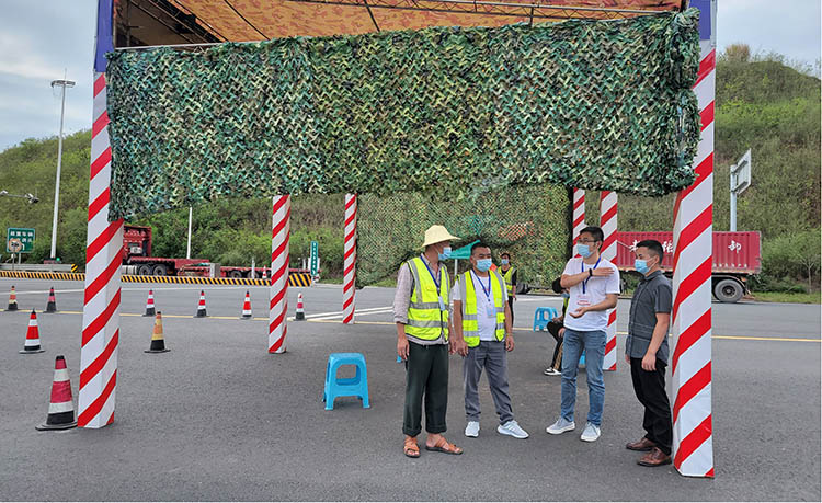 宜賓市紀委監委督查組對高速路口“入宜即檢”工作開展督查。秦莉萍攝