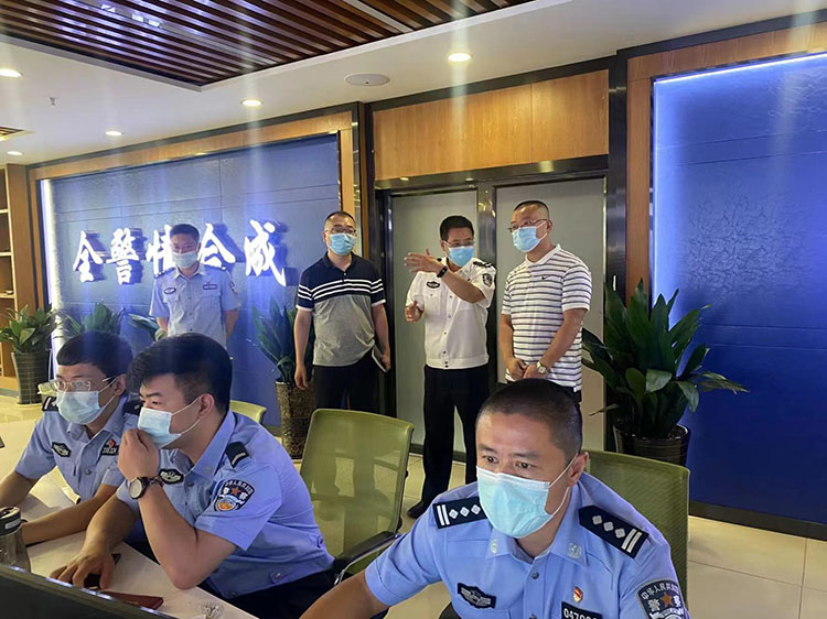 宜賓市紀委監委督查組在市公安局通過大數據平台了解疫情防控情況。秦莉萍攝