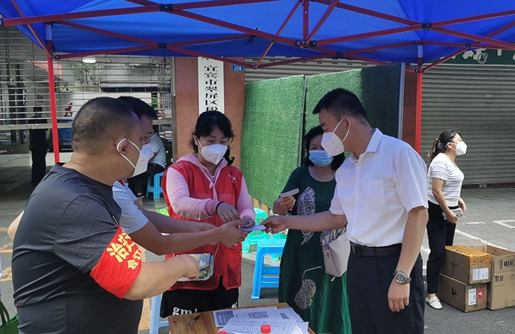 宜賓市委常委、市紀委書記、市監委代理主任鄭雷（右一）在翠屏區督導疫情防控工作。沈波攝