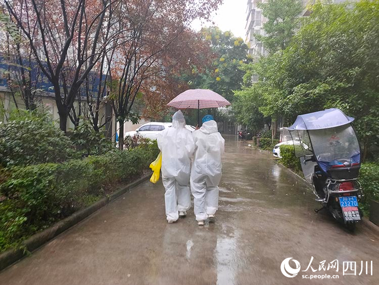 检测工作人员上门服务。王春波 摄