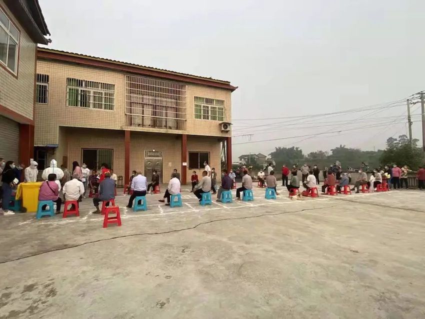 留佳镇群众排队等待接受核酸检测。余欣供图
