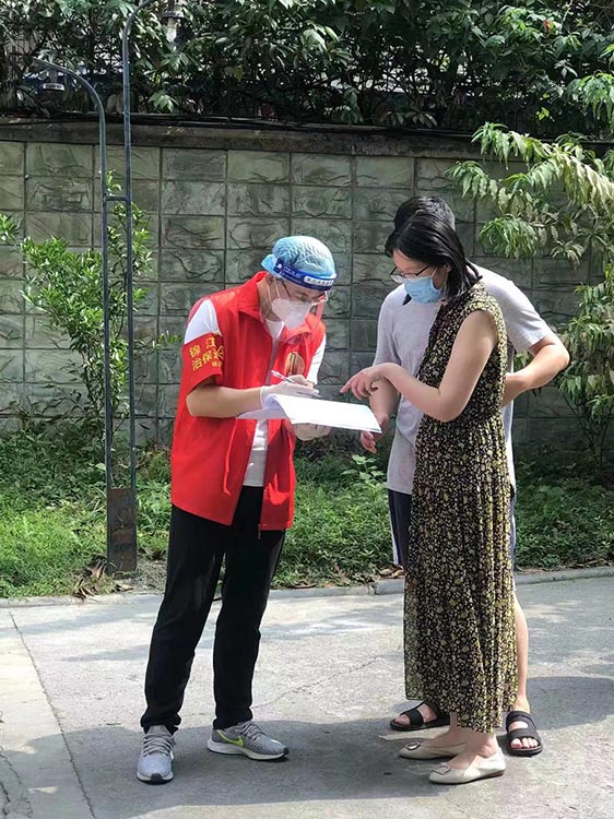 成都稽查局志愿者下沉社区参与疫情防控工作。成都市税务局供图