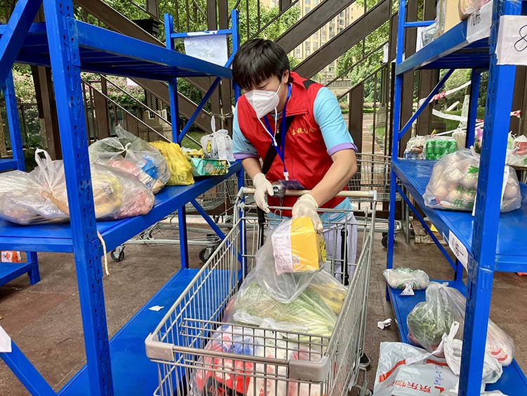 成都稽查局志愿者在高风险小区完成物资转运工作。成都市税务局供图