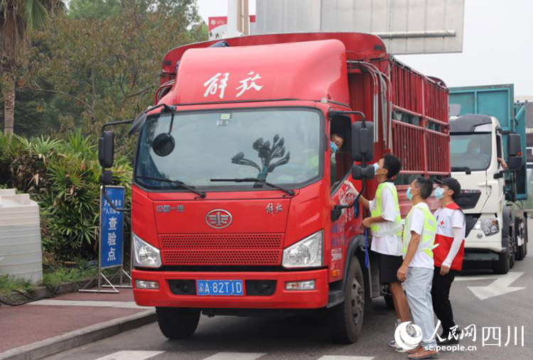 查看外地过境司机健康码和核酸检测码。罗燕摄