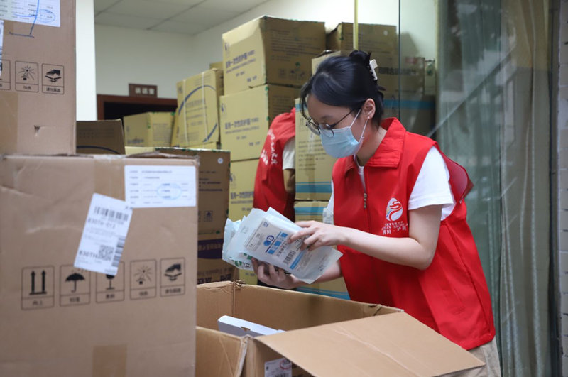 泸县商务系统党员志愿者核对清理防疫用品，做好物资保障。泸县供图