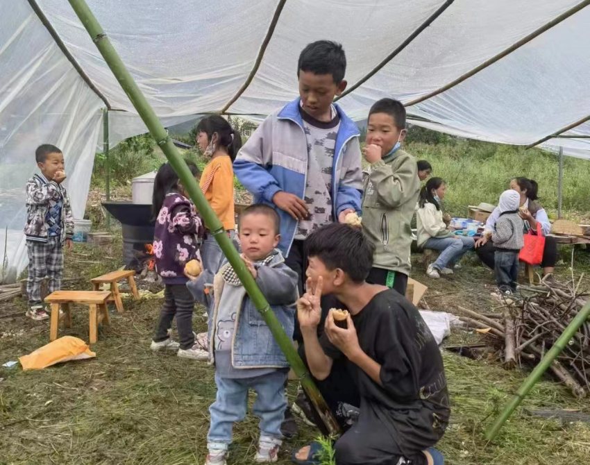 灾区人民吃月饼。民建四川省委供图