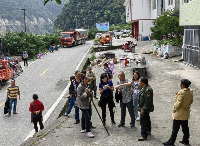 民建雅安市委主委、市政协副主席陈茂瑜在石棉县挖角乡等乡镇，调查灾情，慰问安抚群众，指导抢险救灾。民建四川省委供图