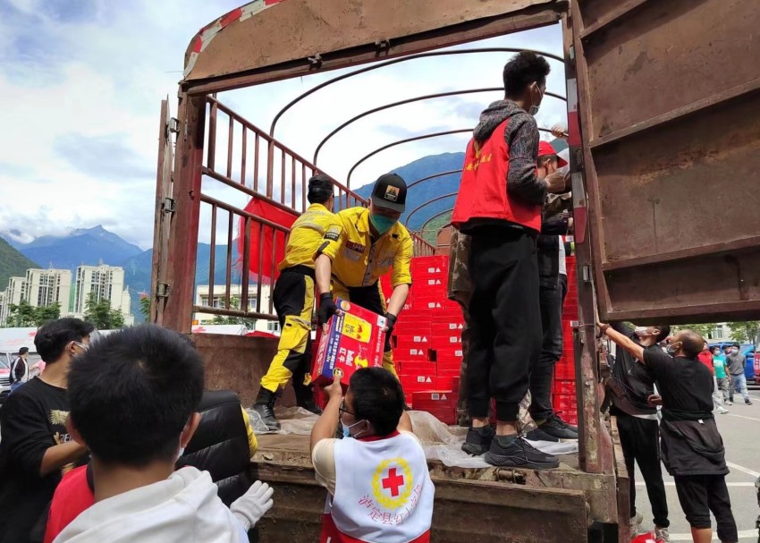 公羊救援队搬运救灾物资。民建四川省委供图